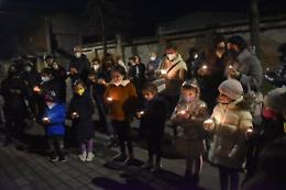 Ucraina, preghiera  per la pace alla luce delle candele dei bambini