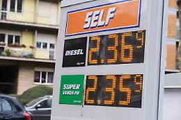 Benzina ancora su, picchi servito a 2,4 euro ma Eni taglia 5 centesimi