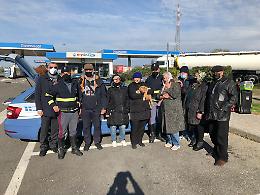 A21, gruppo di rifugiati ucraini sordomuti assistiti da due agenti della Polstrada