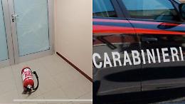 Lancia un estintore contro la porta dell'Ospedale, denunciato