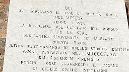 La lapide della Torre del Capitano torna leggibile