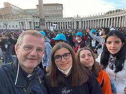 L'abbraccio di Papa Francesco ai giovani di Crema e del Cremasco