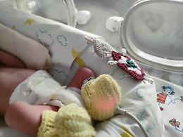 “Mani di mamma” veste i bimbi della Patologia neonatale