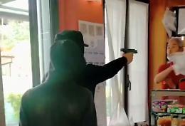 Pistola in faccia al barista, terrore a Palazzo Pignano
