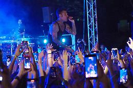 Fedez a sorpresa sul palco del Tanta Robba in the Park