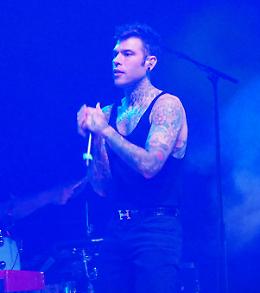 Fedez dal palco incita il pubblico: «Dite Chiara Ferragni»