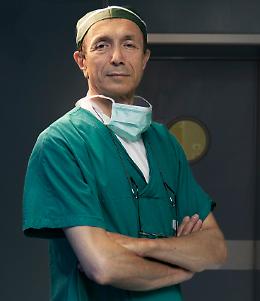 «Operato senza biopsia», i periti si danno battaglia