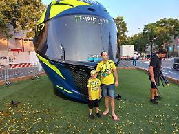 A Pesaro il casco gigante, omaggio a Valentino Rossi
