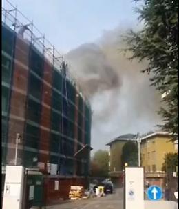 Incendio in un condominio, alta colonna di fumo acre