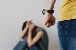 Picchia la moglie, arrestato e condotto in carcere