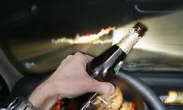 Guida ubriaco e causa un incidente, denunciato