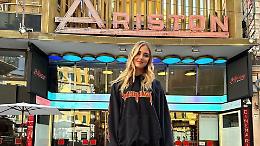 Chiara Ferragni di fronte all'Ariston: «Sanremo ci vediamo presto»