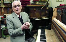 Capossela e il vestito buono di Gino Nazzari. Parole commosse, poi la dedica de I pianoforti di Lubecca