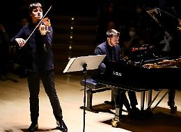Virtuosismo, fantasia e versatilità: il debutto è un applauso senza fine