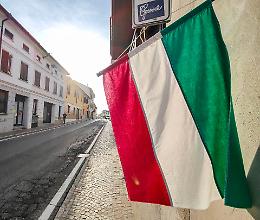 Il Tricolore seminato in tutto il paese: «Per Meloni? No, per l’Italia»