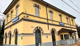 Scappa lungo i binari e aggredisce i carabinieri, denuciato