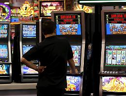 Gioco d'azzardo, stipendi e pensioni bruciati alle «slot»