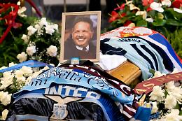 Duemila tifosi fuori dalla basilica per i funerali di Mihajlovic a Roma