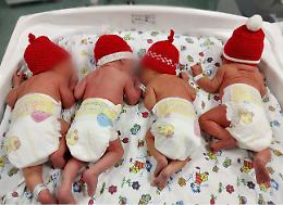 Ospedale, i nuovi nati vestiti da teneri aiutanti di Babbo Natale grazie a 'Mani di Mamma'
