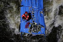 Autobus cade in un fiume nel nord-ovest della Spagna, 6 morti