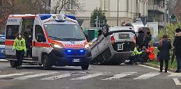 Si ribalta con la propria auto in piazza Cadorna, ferito un 29enne