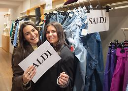 I saldi ingranano la quinta: centri commerciali pieni