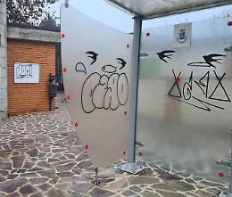 Raid con lo spray: danni, la rabbia del sindaco