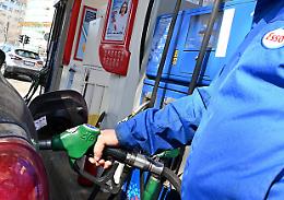 Benzina: proseguono rialzi, self a 1,84 euro al litro