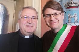 Il parroco don Anton Jicmon ha giurato in municipio: da domani è italiano