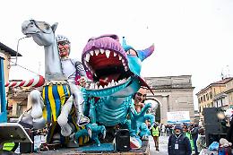 Gran Carnevale, il drago Tarantasio beffa il maltempo e trionfa
