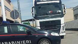 Arriva il ladro di gasolio, ma il camionista lo vede: denunciato