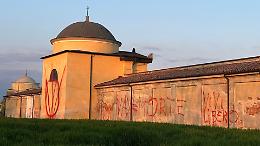 Raid vandalico al cimitero: i no vax imbrattano la facciata sul retro