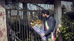 Giovane scomparsa e uccisa nel Salernitano, il sindaco depone i fiori