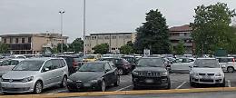 Il parcheggio dell’ospedale scoppia, impossibile trovare un posto
