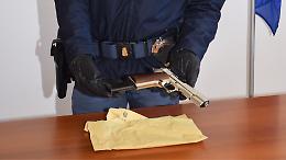 Pistola nei vestiti, ma è un giocattolo: indagato un 18enne