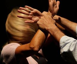 «Era dolce e affettuoso, poi è diventato aggressivo con me e mia figlia», l'ex compagna in aula