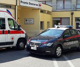 Ciclista tamponato da un'auto nella notte, ricoverato