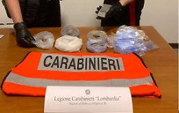 Getta dall'auto 150 grammi fra cocaina, eroina e hashish: denunciato 33enne