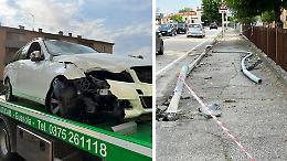 Perde il controllo dell'auto e abbatte un palo della luce