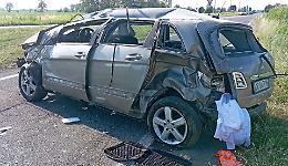 Esce di strada e si ribalta con l'auto, 48enne ferita