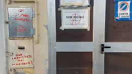 Muri e porte imbrattate nella sede dell'Interflumina con scritte rivoluzionarie