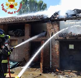 Mezzo agricolo nella morsa delle fiamme, all'opera i vigili del fuoco di Crema