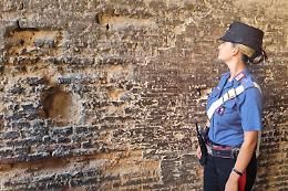 Un altro turista deturpa il Colosseo, denunciato 
