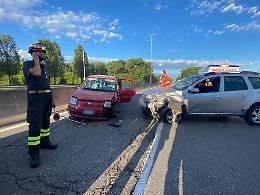 Scontro in tangenziale tra due auto: tre persone coinvolte
