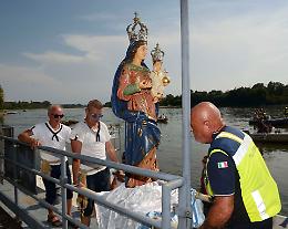 In centinaia lungo il fiume per pregare Maria