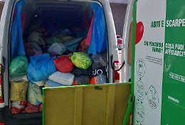 Abiti usati, raccolti in un mese quasi 10mila 500 chili di tessuti