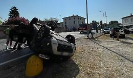 Auto colpita sul fianco vola per diversi metri e si ribalta:  tutti illesi