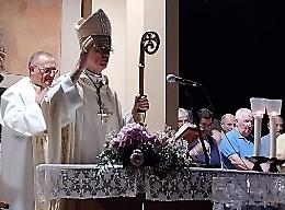  Oratorio del Binengo vestito a festa con il vescovo Daniele Gianotti