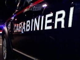 Cerca di fermare le auto sulla circonvallazione e aggredisce i carabinieri: denunciato