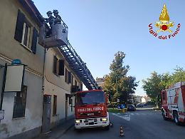 Calcinacci giù da un edificio, intervento dei vigili del fuoco